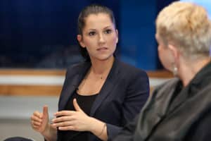 Alexandra Wachter (Puls4), stv. Vorsitzende des Frauennetzwerk Medien, moderiert den Talk mit Corinna Milborn und Bigi Handlos (ORF).